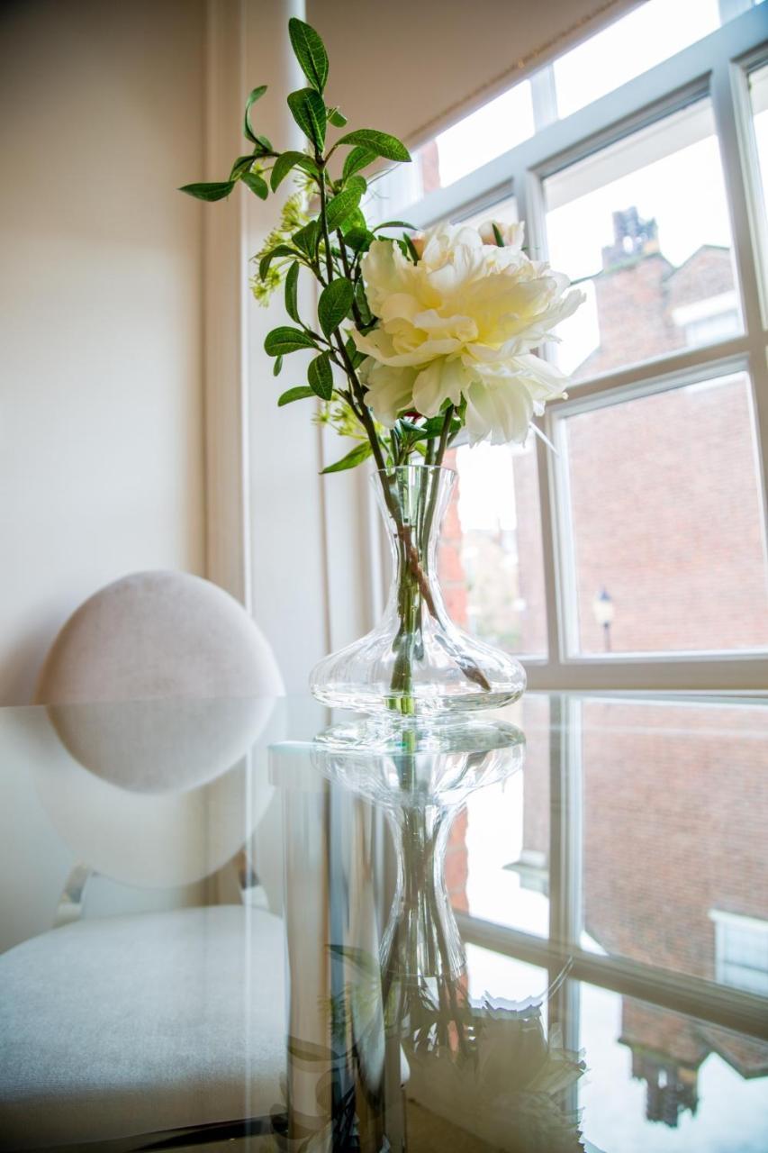 Winckley Stays Престон Екстер'єр фото A vase of flowers