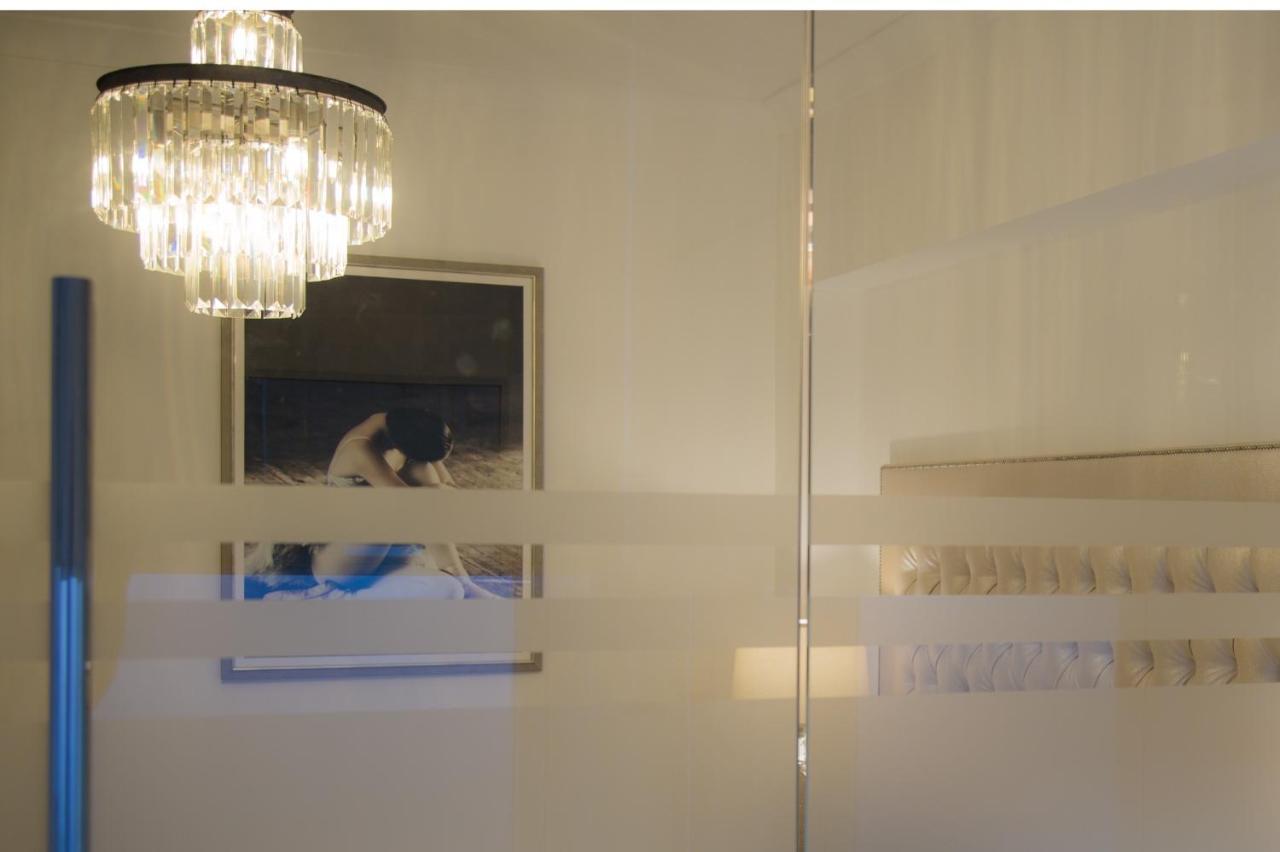 Winckley Stays Престон Екстер'єр фото A glass door
