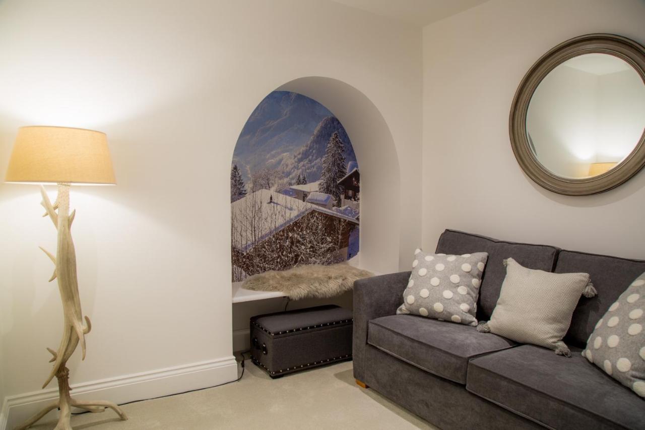 Winckley Stays Престон Екстер'єр фото A wall mural in a living room