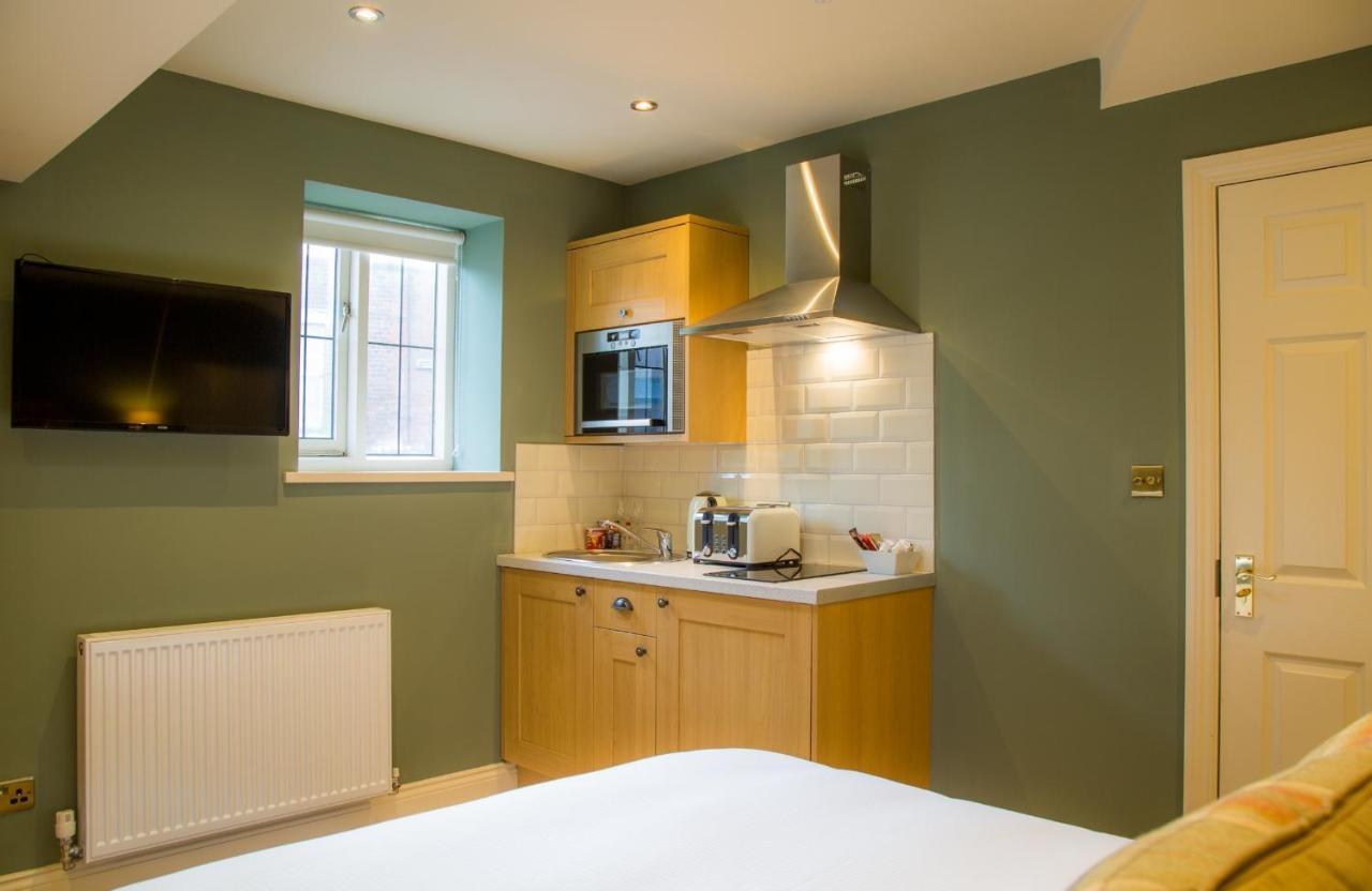 Winckley Stays Престон Екстер'єр фото A small kitchen in a studio apartment