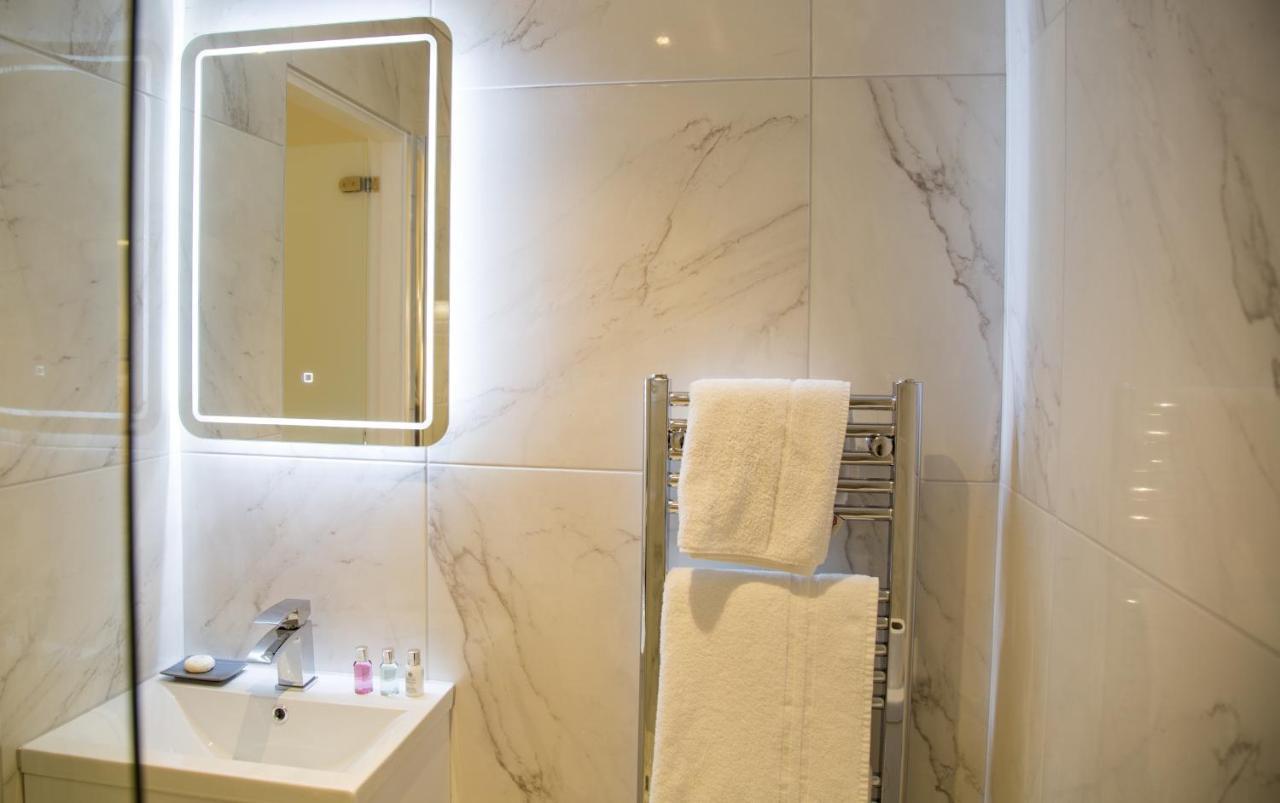 Winckley Stays Престон Екстер'єр фото A heated towel rail